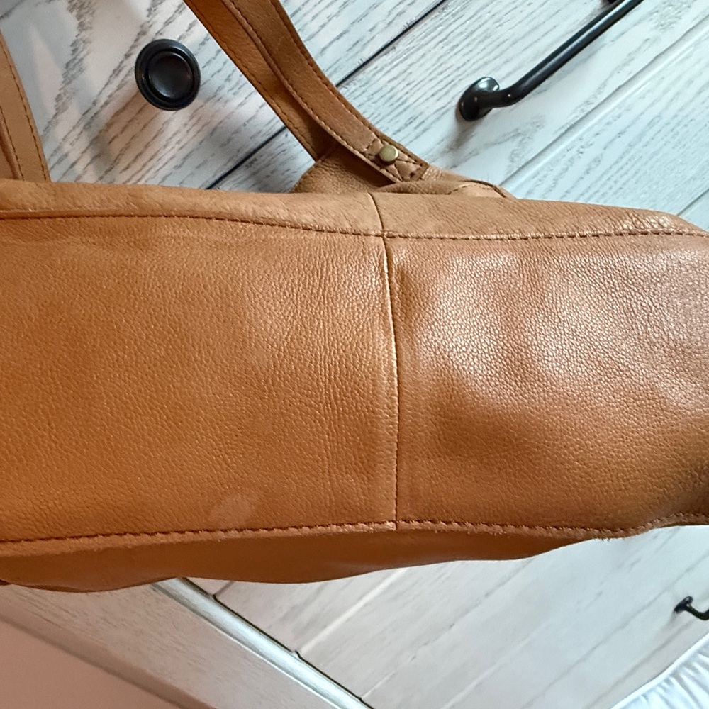 American Leather Co Classic Tan Leather Shoulder Tote - Picture 6 of 7